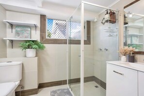 Een douche, een haardroger, shampoo