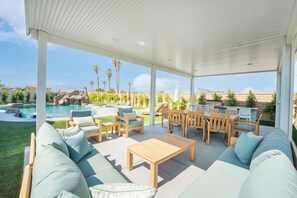 屋外ダイニングエリア