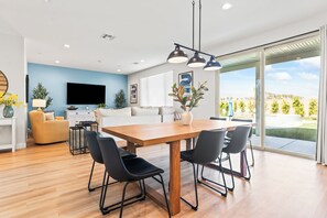 Dining - Rockslide House - New build, resort style pool, endless amenities (3 miles to festivals) (Coachella)