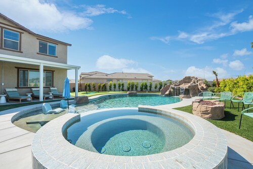 Rockslide House - New build, resort style pool, endless amenities (3 miles to festivals)