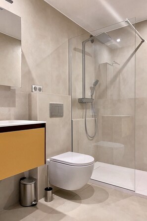 تجهيزات دش، مجففات شعر، مناشف، صابون