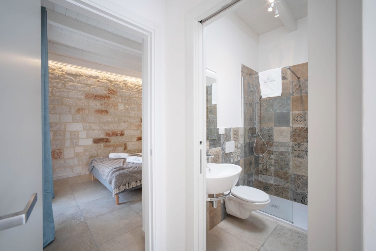 Douche, sèche-cheveux, bidet, serviettes fournies