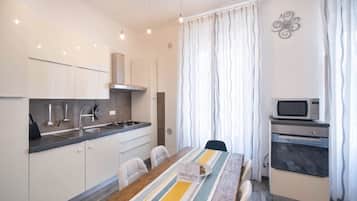 Frigorifero, microonde, forno, piano cottura