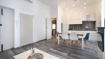 KĂŒhlschrank, Mikrowelle, Ofen, Herdplatte