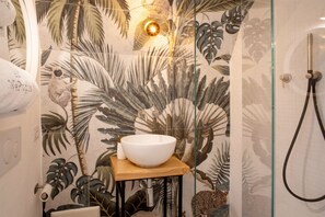 Dusche, Haartrockner, Bidet, Handtücher