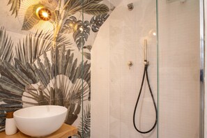 Ducha, secador de pelo, bidé y toallas