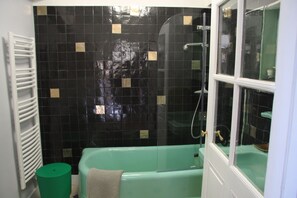 Kostenlose Toilettenartikel, Haartrockner, Handtücher, Seife