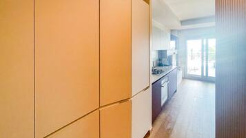 Fridge, oven, stovetop, dishwasher