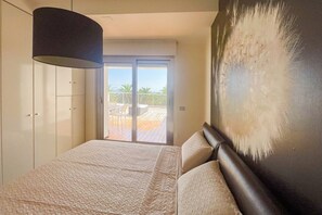 2 bedrooms, WiFi, bed sheets - Riviera Palace - Royal, Three-room deluxe apartment (Giulianova)