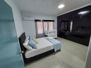 5 Schlafzimmer, Bügeleisen/Bügelbrett, kostenloses WLAN, Bettwäsche