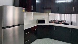 Fridge, microwave, oven, stovetop - The Park View Family Home (Nakurakura, Nadi, Western Division, Fiji)