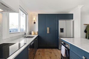 Fridge, microwave, oven, stovetop - This house is a 3 bedroom(s), 1.5 bathrooms, located in Robertson, NSW. (Robertson)