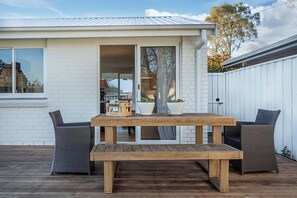 Outdoor dining - This house is a 3 bedroom(s), 1.5 bathrooms, located in Robertson, NSW. (Robertson)