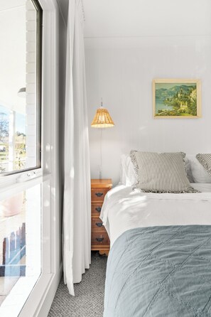 3 bedrooms, iron/ironing board, travel cot, free WiFi - This house is a 3 bedroom(s), 1.5 bathrooms, located in Robertson, NSW. (Robertson)