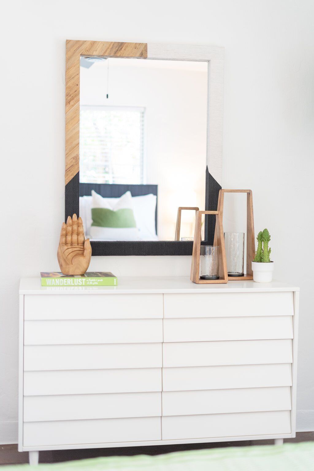 3 habitaciones, tabla de planchar con plancha y cuna de viaje 