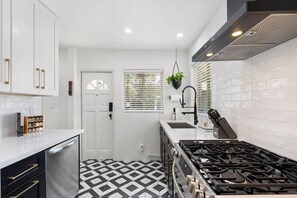 Een koelkast, een magnetron, een oven, een kookplaat