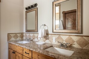 Combined shower/tub, hair dryer, towels