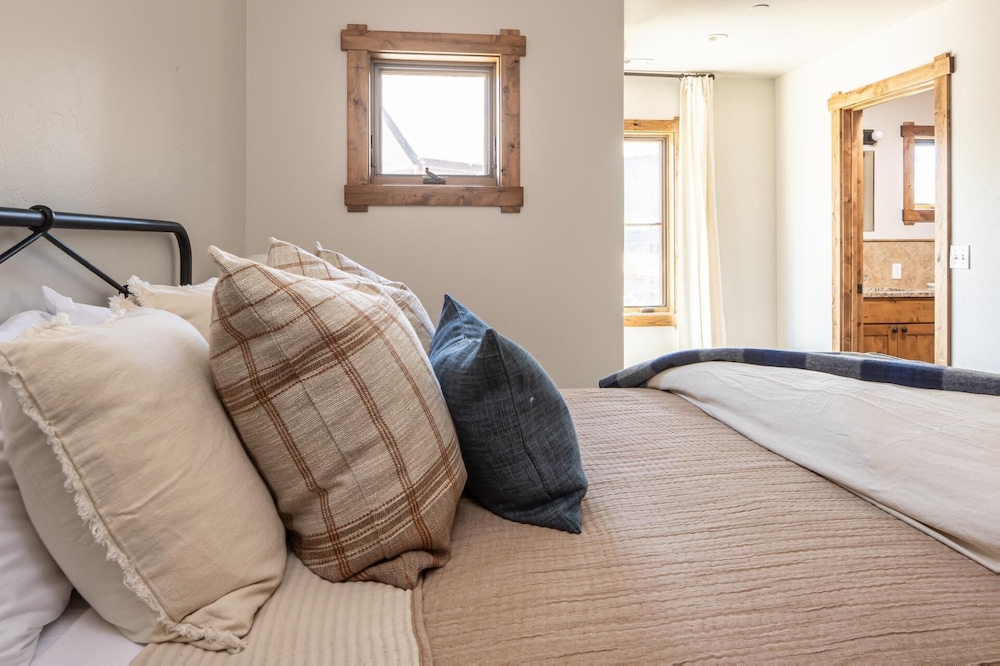 Summer Availability! New build 5 Bedroom Townhome in Big Sky Town