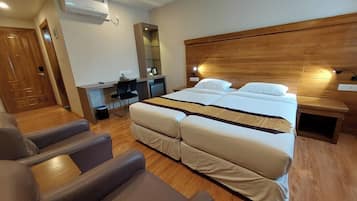 Deluxe Double or Twin Room | Bar mini, peti besi dalam bilik, meja, kalis bunyi 