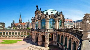 Ein prächtiges, verziertes Gebäude mit klassischer Architektur, das eine große zentrale Kuppel und aufwendige Skulpturen zeigt.