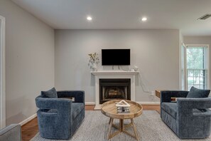 Tv, eldstad och kontor