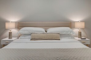 2 sovrum, skrivbord, strykjärn/strykbräda och resesäng