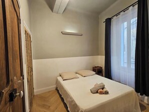 1 slaapkamer, een bureau, een strijkplank/strijkijzer, reisbedje