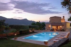 Udendørs pool, infinity-pool, liggestole