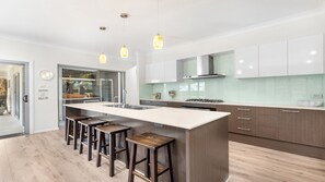 冷蔵庫、電子レンジ、オーブン、コンロ