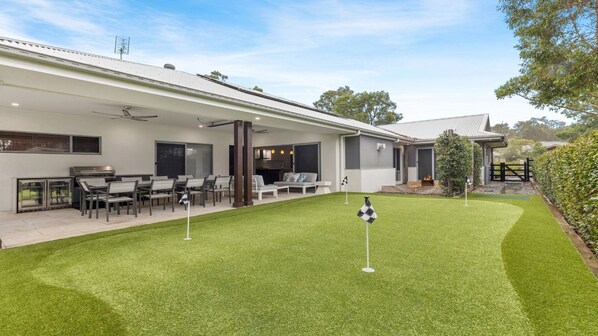 Outdoor dining - ALKIRA - THE VINTAGE HOLIDAY HOUSES (POKOLBIN)