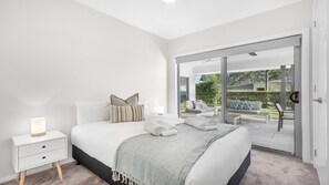 6 bedrooms, free WiFi, bed sheets - ALKIRA - THE VINTAGE HOLIDAY HOUSES (POKOLBIN)
