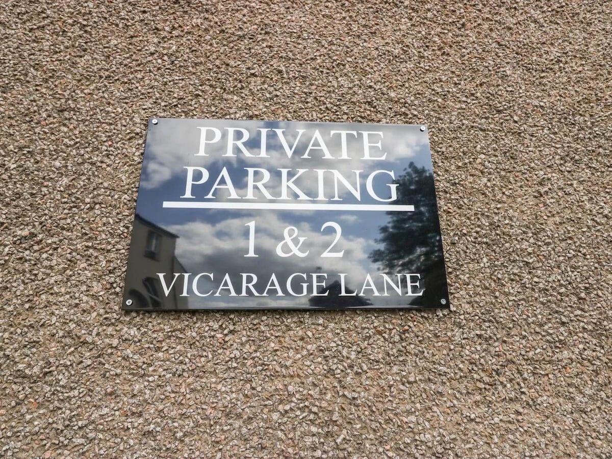 Señalización de estacionamiento privado en las ubicaciones 1 y 2 de Vicarage Lane.