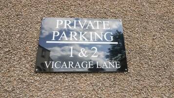 Señalización de estacionamiento privado en las ubicaciones 1 y 2 de Vicarage Lane.