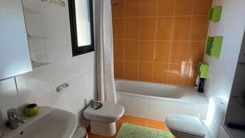 Douche, sĂšche-cheveux, bidet, serviettes fournies