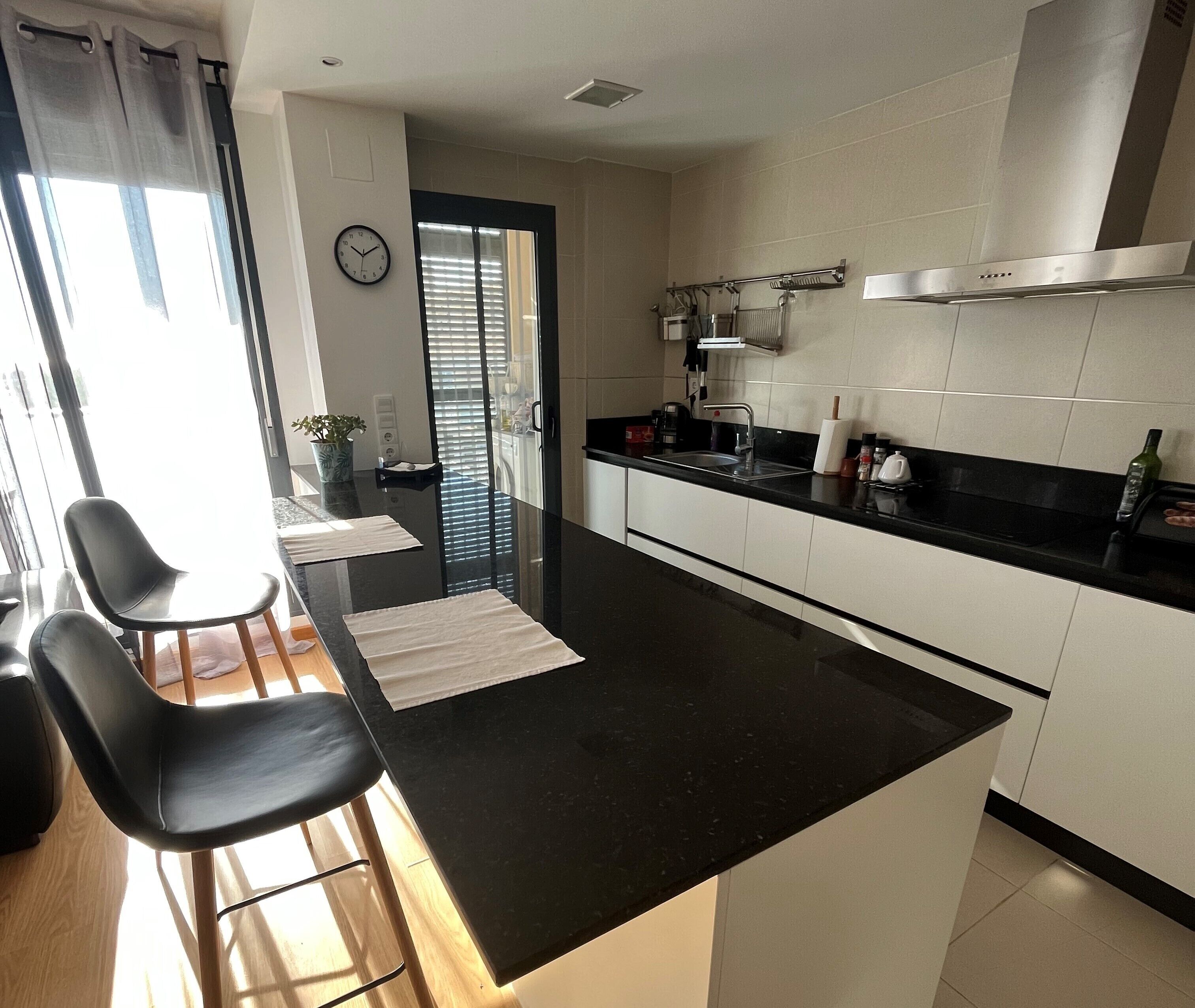 Kjøleskap, ovn, kokeplater og oppvaskmaskin