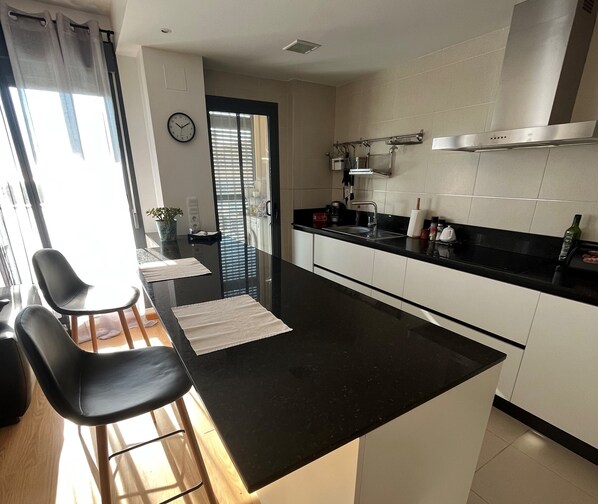 Een koelkast, een oven, een kookplaat, een vaatwasser