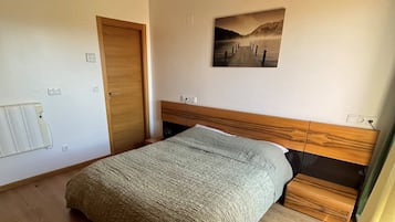 2 bedrooms, desk, iron/ironing board, WiFi