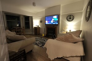 Living area - 2br-beachviews-petfriendly-freeparking (Colwyn Bay)