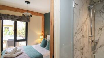 2 bedrooms, individually decorated, individually furnished, free WiFi