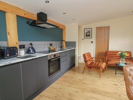 Refrigerador, tetera/pava eléctrica, tostadora, utensilios de cocina