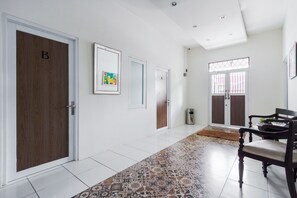 Lobby - OYO 2975 House Of Mahira Syariah (Baregbeg)
