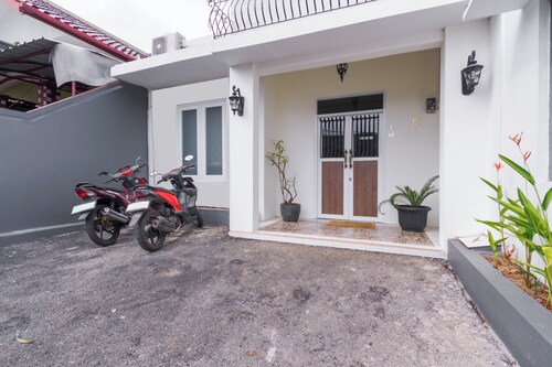OYO 2975 House Of Mahira Syariah