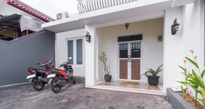OYO 2975 House Of Mahira Syariah