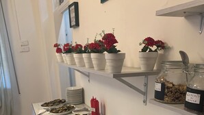 Une table de buffet proposant divers plats et accompagnements.
