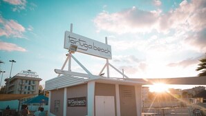 Un petit bâtiment sur lequel on peut lire les inscriptions « Tortuga Beach Club » et « Tortuga Beach Restaurant ».