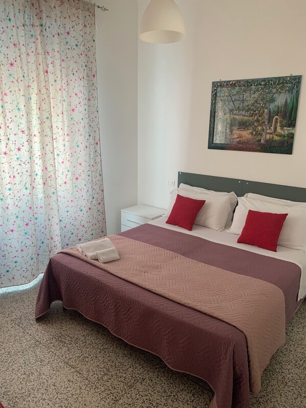 Klassieke kamer, 1 twee- of 2 eenpersoonsbedden | Een kluis op de kamer, individueel gemeubileerd, extra bedden (toeslag)