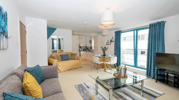 A modern apartment with a living room, kitchen, and dining area. - Cozy Dundee Apartment With a View (Dundee)