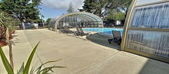 Luxury Chalet - 4 Guests - Heated Pool - Close to Beach & Shops - Free WiFi