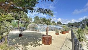 Terrace/patio - Luxury Chalet - 4 Guests - Heated Pool - Close to Beach & Shops - Free WiFi (Jullouville)