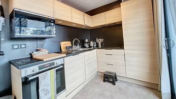 Refrigerador, microondas, horno y parrilla de estufa